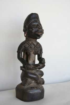 kongo(maternité), d`afrique : Rép.démoncratique du Congo., statuette kongo(maternité), masque ancien africain kongo(maternité), art du Rép.démoncratique du Congo. - Art Africain, collection privées Belgique. Statue africaine de la tribu des kongo(maternité), provenant du Rép.démoncratique du Congo., 1277/5007.Maternité pfemba région du Bas-Kongo.Avec sa coiffure en forme de mitre, mode répendue chez les hommes et femmes du Mayombe,elle constitue avec ses scarifications et la boucle d